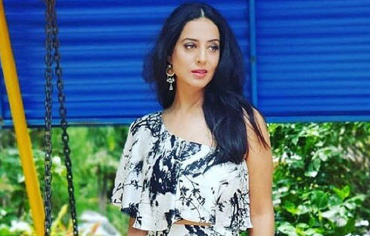 ৪৩ বছরের এই সুন্দরী নায়িকা কবে বিয়ে করতে চলেছেন সে বিষয়ে এখনই কিছু জানাননি তিনি।