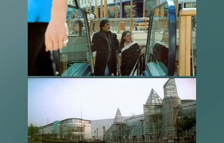 অমিতাভ ও জয়া বচ্চন ছেলেকে সারপ্রাইজ দিতে লন্ডনে এসে হৃতিককে ফোন করেন। হৃতিক তাদের ব্লু ওয়াটার শপিং মলে দেখা করতে বলেন। ব্লু ওয়াটার শপিং মল আসলে লন্ডনে নয়, কেন্টে অবস্থিত।