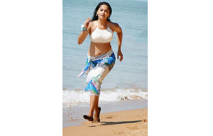 দক্ষিণী ছবির নায়িকা আনুশকা শেটি সমুদ্রের পাড়ে দৌড়াচ্ছেন।