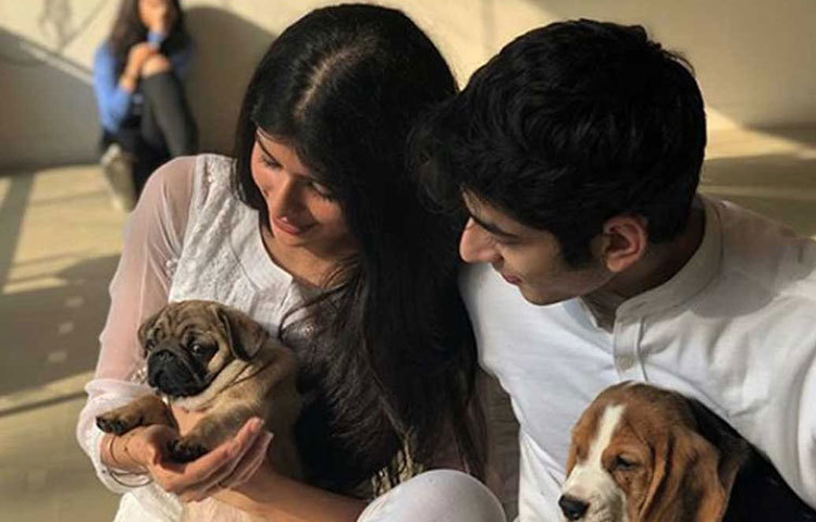 নীলের সঙ্গে বরুণ ধাওয়ানের ভাইঝি অঞ্জিনী ধাওয়ানেরও বন্ধুত্ব রয়েছে। সোশ্যাল মিডিয়ায় পোস্টও হচ্ছে ছবি।