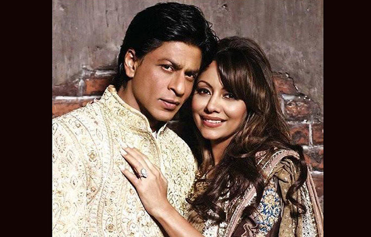 শাহরুখ নাকি গৌরীর পরিবারকে ‘ইমপ্রেস’ করতে প্রথমে সঠিক নামটাও বলেননি। সম্পর্কের প্রায় পাঁচ বছর পর্যন্ত শাহরুখের আসল নাম জানতেন না গৌরীর বাড়ির লোক, সর্বভারতীয় দৈনিকে প্রকাশিত হয়েছিল এমনটাই।