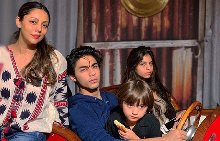 গৌরী খান: একসময় শাহরুখ খানের স্ত্রী হিসাবেই মায়ানগরীতে পরিচিত ছিলেন গৌরী খান। কিন্তু সময়ের সঙ্গে নিজেকে বদলে ফেলেছেন তিনি। তিন সন্তান আরিয়ান, সুহানা, আব্রাম এবং তারকা শাহরুখ খানের সঙ্গে ঘর করার পাশাপাশি নিজের ইন্টিরিয়র ডেকরেশনের ব্যবসাও সামলান তিনি। টুকটাক বিজ্ঞাপনেও মুখ দেখান।