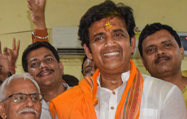 রবি কিষেণ: শুধু ভোজপুরি সুপারস্টার বললে কম বলা হয়। এক সময় বলিউডেও চুটিয়ে অভিনয় করেছেন। এ বছর বিজেপির হয়ে গোরক্ষপুর থেকে ভোটে দাঁড়িয়েছিলেন তিনি। তাতে জয়ী হয়েছেন।