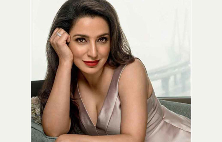 টিসকা চোপড়া: বহুদিন ধরে যে টিসকা লাইমলাইটে রয়েছেন, এমন নয়। বরং বিভিন্ন ওয়েব সিরিজে গুরুত্বপূর্ণ চরিত্রে অভিনয় টিসকাকে জনপ্রিয়তা দিয়েছে। আসল বয়স ৪৫ হলেও তা নাকি অনস্ক্রিনে বুঝতে দেন না তিনি।