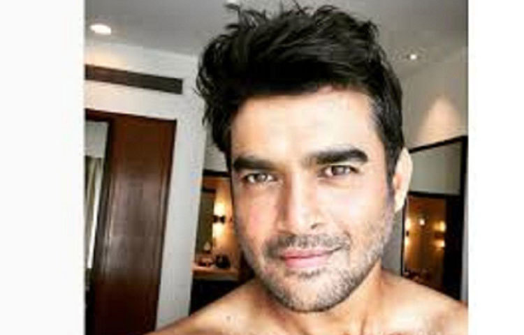 ৯০-এর দশকের হার্ট-থ্রব আর মাধবন ও সেলফি তোলায় কোনো অংশে কম যান না। এ ছবিই তা বলে দিচ্ছে।