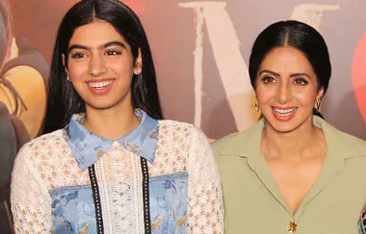 খুশি কাপুর-শ্রীদেবী: সংবাদমাধ্যম যদিও জাহ্নবী কাপুরের সঙ্গে শ্রীদেবীর তুলনা টানতে ব্যস্ত। নেটিজেনরা কিন্তু ছোট মেয়ে খুশির সঙ্গে শ্রীদেবীর বেশি মিল খুঁজে পান।