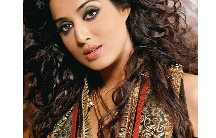 অভিনেত্রী হিসাবে একাধিক পুরস্কারও রয়েছে তার ঝুলিতে।