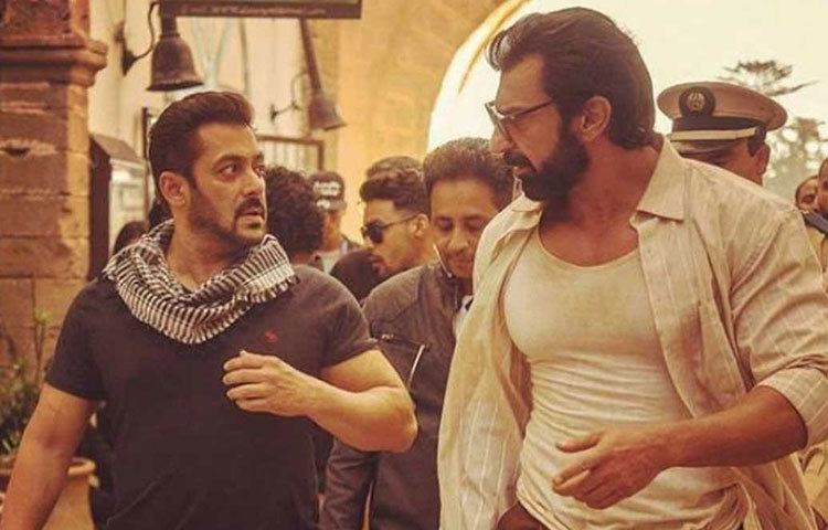 নবাব শাহ কর্মজীবন শুরু করেন ২০০০ সালে ‘রাজা কো রানি সে পেয়ার হো গায়া’-এর মধ্যে দিয়ে। কিন্তু ছবিতে লিড রোলে অরবিন্দ স্বামী এবং মনীষা কৈরালা থাকায় তিনি সেভাবে নজরে পড়েননি।