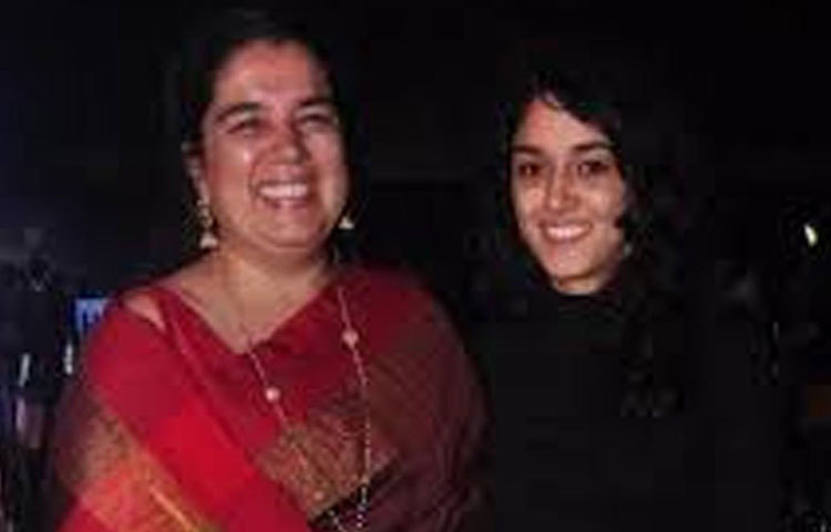 আমিরের মেয়ে ইরা ধীরুভাই অম্বানী ইন্টারন্যাশনাল স্কুলের মেধাবী ছাত্রী ছিলেন। দশম শ্রেণির পরীক্ষায় তার প্রাপ্ত নম্বর ছিল ৮৯%। পড়াশোনার পাশাপাশি ভালোবাসেন ফুটবল খেলতে। আমির-কিরণের ছেলে আজাদও পড়ে ধীরুভাই অম্বানী ইন্টারন্যাশনাল স্কুলে। আজাদ আর আরাধ্যা সহপাঠী।