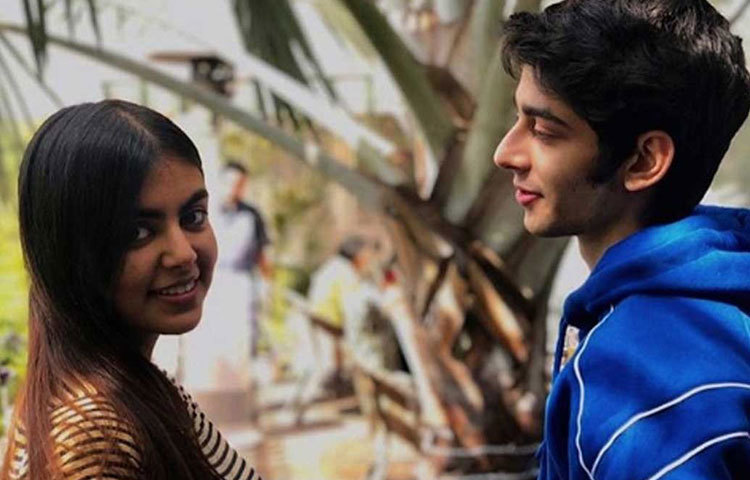 আবার নীলের সঙ্গে পরিচালক ইমতিয়াজ আলির মেয়ের পার্টি করার ছবিও পোস্ট হয়েছে। সোশ্যাল মিডিয়া বলছে, নীল বলিউডের অন্যতম নায়ক হতে চলেছেন ভবিষ্যতে।