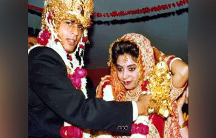 ১৯৯১ সালের ২৫ অক্টোবর সাত পাকে বাঁধা পড়লেন তারা। বিয়ের জন্য নিজের স্যুট কেনার পয়সা ছিল না শাহরুখের। ‘রাজু বন গ্যয়া জেন্টলম্যান’ ছবির কস্টিউম ডিজাইনার থেকে স্যুট ভাড়া নিয়েছিলেন তিনি।