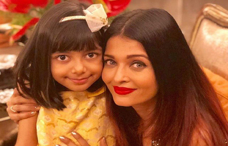 ঐশ্বর্যা রাই বচ্চন: বচ্চন পরিবারের বউমা তিনি। মেয়ে আরাধ্যা, স্বামী অভিষেক, শ্বশুর অমিতাভ এবং শাশুড়ি জয়াকে নিয়ে ভরা সংসার। তার মধ্যেই পুরোদস্তুর ওয়ার্কিং ওম্যান ঐশ্বর্যা। সুদূর কান চলচ্চিত্র উত্সবেও নিয়ম করে দেখা দেন। মেয়েকেও নিয়ে যান সঙ্গে।