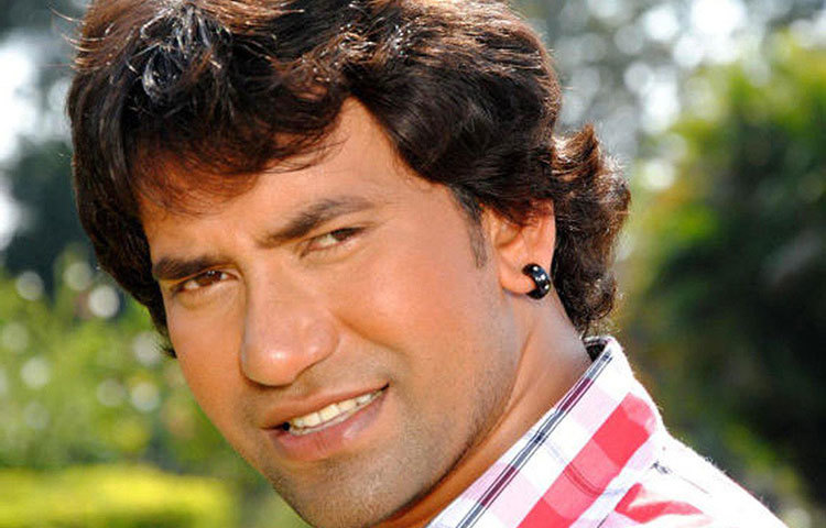 দীনেশলাল যাদব নিরাহুয়া: ভোজপুরি ছবির সুপারস্টার তথা প্রাক্তন বিগ বস প্রতিযোগী নিরাহুয়ারও রাজনীতিতে প্রবেশ বিজেপির হাত ধরেই। তবে সতীর্থ রবি কিষেণ সফল হলেও, আজমগড় থেকে জিততে পারেননি তিনি।