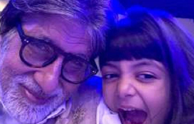 নাতনি আরাধ্যার সঙ্গে কাটানো এক মিষ্টি মুহূর্ত সেলফি বন্দি করেছেন বিগ-বি।