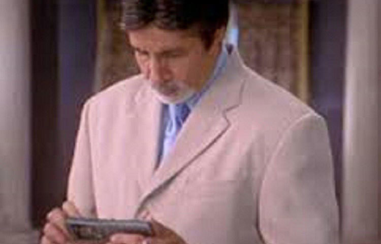 সিনেমায় অমিতাভ বচ্চনকে নোকিয়ার যে মডেলের ফোনটি ব্যবহার করতে দেখা যায় তা ১৯৯৬ সালে বাজারে এসেছিল। সিনেমায় কিন্তু বলা হয়েছে ১৯৯১ সালের ঘটনা এটি।