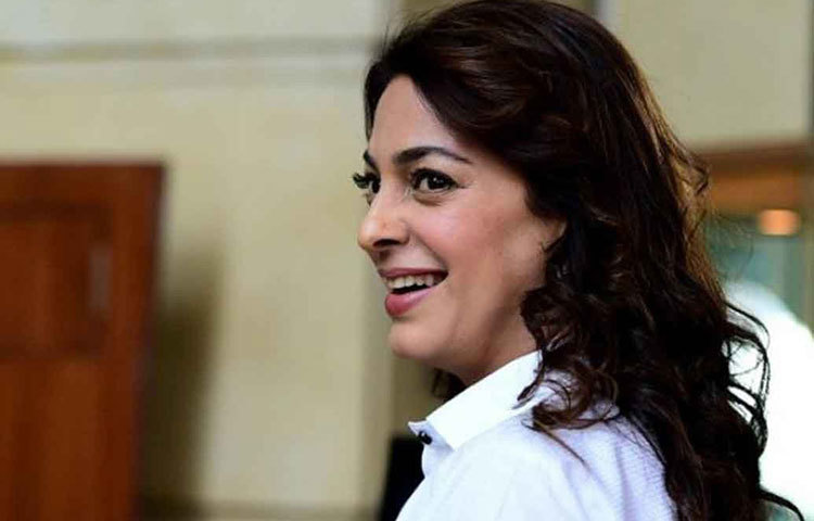 জুহি চাওলা: যে নায়িকাদের মধ্যে পাশের বাড়ির ইমেজ ধরা আছে, জুহি তাদের মধ্যে অন্যতম। যে লুক নিয়ে ক্যারিয়ার শুরু করছিলেন, ৫১ বছর বয়সে পৌঁছেও তার খুব একটা পরিবর্তন হয়নি বলেই মনে করেন তার অনুরাগীরা।