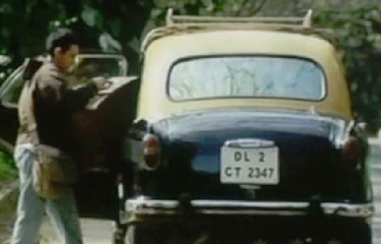 যে ট্যাক্সিতে চড়ে আমির খান কলেজের সমাবর্তনের পর বেড়িয়ে যাচ্ছেন, তার নম্বর প্লেটটি দিল্লির ট্রাফিক পুলিশের নয়, এমনকি ওইভাবে কোনো গাড়ির নম্বরও হয় না। আইনের চোখেও তা অপরাধ। জেল-জরিমানাও হতে পারে। অথচ সেই ট্যাক্সিকে কেউই রাস্তায় আটকায় না।