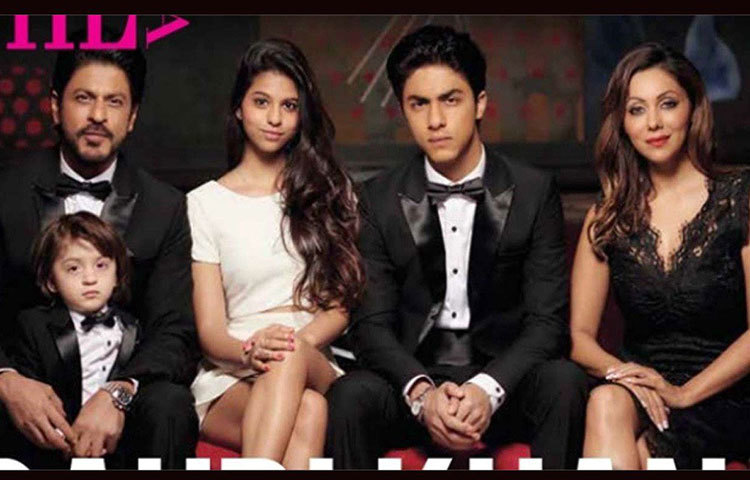 বিয়ের ছ’বছর পর পর্যন্ত বলিউডে মোটামুটি স্ট্রাগল করেছেন শাহরুখ। সেই সময়ই জন্ম হল প্রথম সন্তান আরিয়ানের। ১৯৯৭ সাল তখন। এর পরেই বলিউডের অন্যতম নাম হয়ে ওঠেন শাহরুখ আর গৌরী। গৌরীর ইন্টিরিয়র ডিজাইন করার ইচ্ছেপূরণও শুরু হয়েছে।