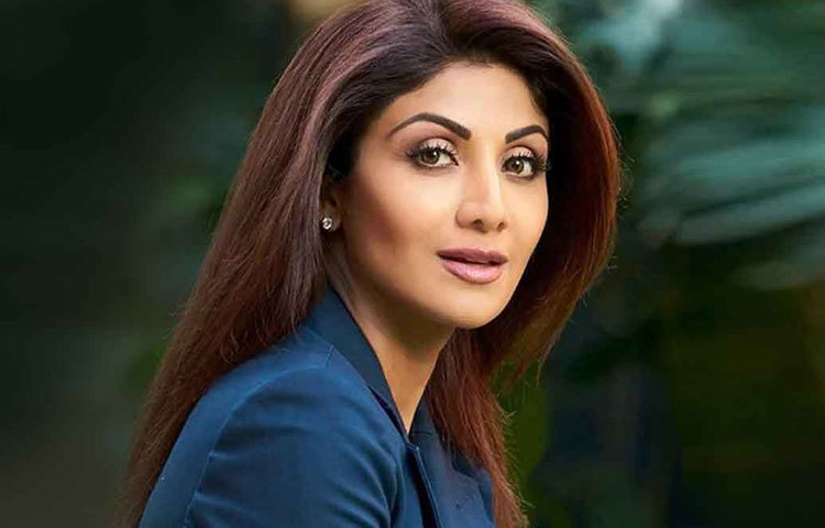 শিল্পা শেটি: ফিটনেস ফ্রিক। শিল্পার ক্ষেত্রে উপযুক্ত বিশেষণ। অভিনয়ের থেকেও তার যোগাভ্যাস নিয়ে বেশি শিরোনাম হয়। ৪৪ বছর বয়সেও তার ফিট থাকার রহস্য জিম এবং ডায়েট।