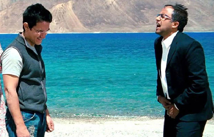 শেষ দৃশ্যে দেখা যায়, বন্ধুদের সঙ্গে দেখা হওয়ার পর র‌্যাঞ্চোকে তারা বালিতে ফেলে খুব মারছেন। যদিও তা ভালোবাসার মার। তখন র‌্যাঞ্চোর জামা-কাপড়ে খুব কম পরিমাণ বালি লেগেছিল। কিন্তু চতুরের সঙ্গে দেখা হওয়ার দৃশ্যে বালির পরিমাণ অনেকটাই বেড়ে যায়। এও কন্টিনিউয়েশনের ভুল।