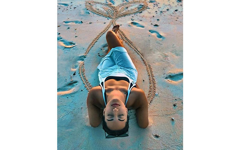 সমুদ্রের তীরে মৎস্য কন্যা সেজেছেন সোনাক্ষী সিনহা।