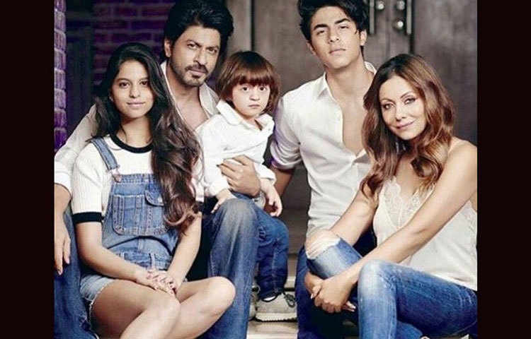 ২০০০ সালের মে মাসে জন্ম হল সুহানার। ২০১৩ সালে আবরামের জন্ম হয় সারোগেসি পদ্ধতিতে। গৌরী বরাবরই শাহরুখের প্রতি পজেসিভ ছিলেন। ‘‘ভালবাসাকে’ ‘মন্নত’-এর চার দেওয়ালের মধ্যেই রাখতে চাই’’— গৌরী বলেন এমনটাই। বিয়ের এত বছর পেরিয়েও পরস্পরের পাশে রয়েছেন তারা, কারণ তারা যে বাস্তবের ‘মডেল কাপল’।