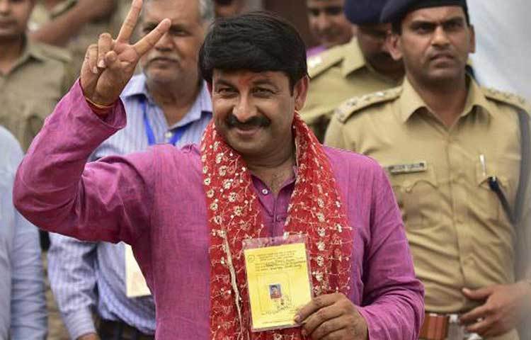 মনোজ তিওয়ারি: সমাজবাদী পার্টির হাত ধরে রাজনীতিতে প্রবেশ। পরে বিজেপিতে চলে যান। দিল্লিতে দলের কাজকর্ম সামলানোর দায়িত্বও হাতে পান। কংগ্রেসের শীলা দীক্ষিতের বিরুদ্ধে এবছর উত্তর-পূর্ব দিল্লি থেকে জয়ী হয়েছেন মনোজ তিওয়ারি।