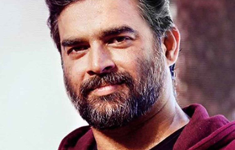 আর মাধবন: ‘রহেনা হ্যায় তেরে দিল মে’। ২০০১ সালে মুক্তি পেয়েছিল মাধবনের এই ছবি। তুমুল জনপ্রিয় হয়েছিল। কিন্তু মাধবন সেই জনপ্রিয়তা ধরে রাখতে পারেননি। ধরে রেখেছেন বয়স। ৪৯ বছরের ছাপ পড়তে দেননি চেহারায়। অন্তত এমনটাই মনে করেন ভক্তরা।