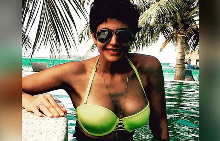 মন্দিরা বেদী: ‘শান্তি’ সিরিয়ালের মাধ্যমে এক সময়কে মন্দিরাকে ঘরে ঘরে চিনতেন দর্শক। অভিনয় থেকে যখন ক্রিকেটের অ্যাঙ্কারিং শুরু করেন, একেবারে লুক বদলে ফেলেন মন্দিরা। ৪৭ বছর বয়সেও তিনি সমান আকর্ষণীয়।