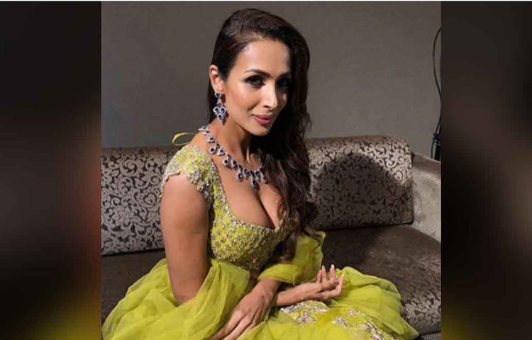 মালাইকা আরোরা: আরবাজ খানের সঙ্গে বিবাহবিচ্ছেদ এবং অর্জুন কাপুরের সঙ্গে প্রেমের গুঞ্জন মালাইকাকে ইদানীং বার বার শিরোনামে নিয়ে এসেছে। ৪৫ বছর বয়সেও তার গ্লামার ধরে রাখার রহস্য জানতে আগ্রহী বহু দর্শক।