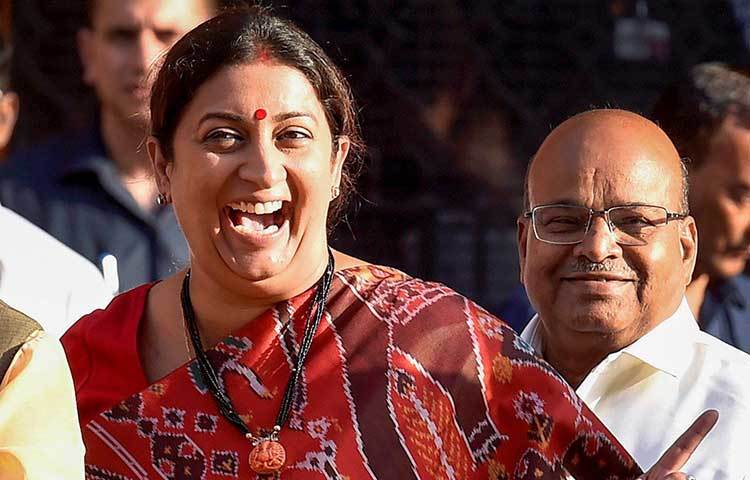 স্মৃতি ইরানি: টেলিভিশন জগতে দাপিয়ে বেরিয়েছেন এক সময়। এবার ভোটের ময়দানেও বাজিমাত করলেন বিজেপির স্মৃতি ইরানি। দীর্ঘ দিনের চেষ্টায় গান্ধী পরিবারের গড় অমেঠী ছিনিয়ে নিতে সক্ষম হয়েছেন তিনি।