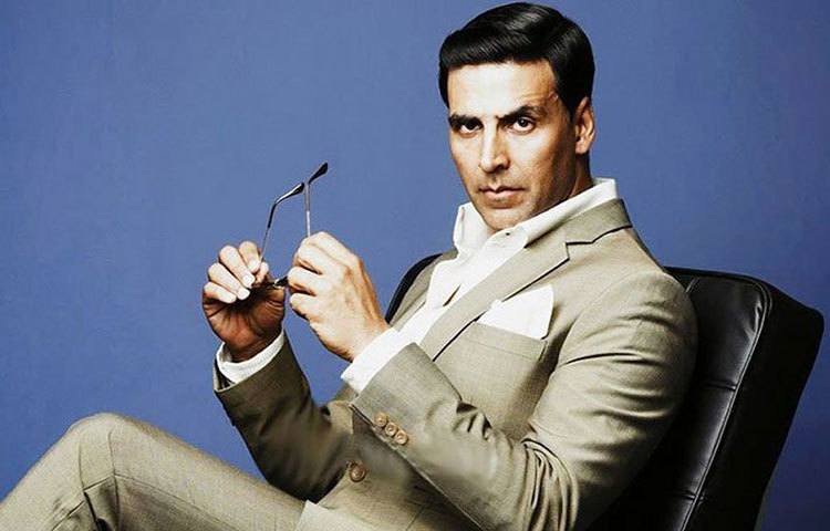 বিজ্ঞাপন থেকে আয়ের ব্যাপারে বলিউডে সবাইকে পিছনে ফেলে দিয়েছেন অক্ষয় কুমার। এ ব্যাপারে শাহরুখ-আমির-সালমানদের রাজত্বের শীর্ষে রয়েছেন তিনি। গত বছর ‘প্যাডম্যান’, ‘গোল্ড’, ‘২.০’, দেখা গিয়েছিল তাকে। হলে কী হবে? একটা ব্র্যান্ডে মুখ দেখাতে ‘সিধাসাধা অক্ষয়’ নেন আনুমানিক ১০০ কোটি টাকা।