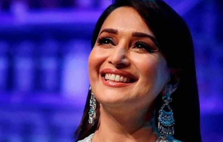 মাধুরী দীক্ষিত: অভিষেক বর্মনের ‘কলঙ্ক’-এ শেষবার বড়পর্দায় মাধুরীকে দেখেছেন দর্শক। তার হাসিতে এখনও মোহিত হয়ে যায় আট থেকে আশি। মাধুরী কিন্তু বয়সের দিক থেকে হাফ সেঞ্চুরি করে ফেলেছেন। তার বয়স ৫২।