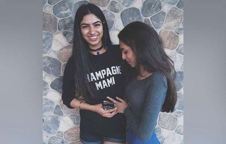 দুজনই নাকি একটি ছেলের প্রেমে পড়েছেন। এই ছেলেটি দুজনেরই ছোটবেলার বন্ধু।