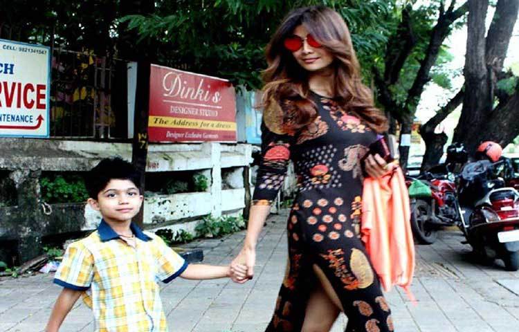 শিল্পা শেটি: ছেলে ভিয়ান এবং স্বামী রাজ কুন্দ্রাকে নিয়ে নিউক্লিয়াস পরিবার শিল্পার। তাই বলে শুধু সংসার নিয়ে ব্যস্ত নন তিনি। বরং একাধিক টেলিভিশন শোয়ে কাজ করছেন। তার যোগব্যায়ামের ডিভিডিও ব্যাপক জনপ্রিয়।