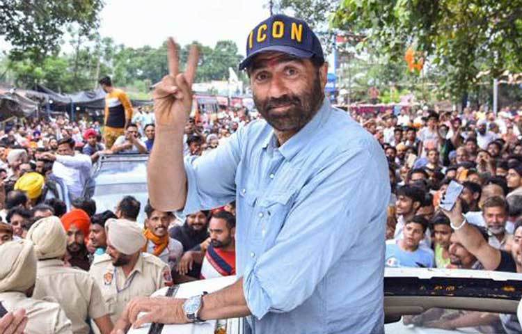 সানি দেওল: সারা দেশে ছবি না চললেও, পাঞ্জাবে দেওলদের ছবি হিট করেই। প্রথমবার ভোটে দাঁড়িয়ে সেই জনপ্রিয়তার ফায়দা তুললেন সানি দেওল। বিজেপির হয়ে পাঞ্জাবের গুরুদাসপুরে জয়ী হয়েছেন তিনি।