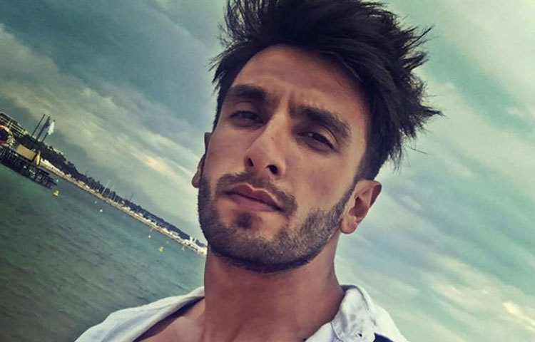 অক্ষয় কুমারের মতোই খানত্রয়ীকে দূরে ঠেলে দিয়েছেন রণবীর সিংহ। তবে ২০১৮-তে অক্ষয়ের থেকে একটা ফিল্ম কম করেছেন তিনি। তা সত্ত্বেও এক একটা ব্র্যান্ড থেকে তার আয় ছিল আনুমানিক ৮৪ কোটি টাকা।