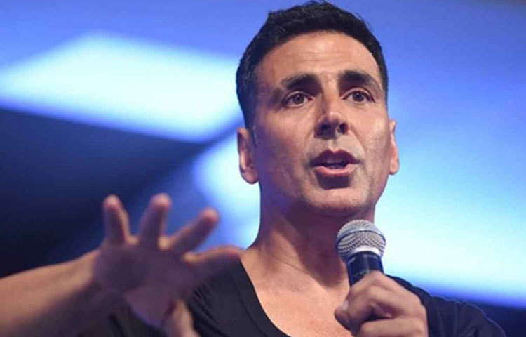 অক্ষয় কুমার: শরীর ফিট রাখতে অক্ষয় কতটা কড়া ধাতের মানুষ, তা হয়তো অনেকেই জানেন। সিগারেট খাওয়া বা মদ্যপান কোনোটাই তার রুটিনে নেই। এমনকি জিমেও যান না তিনি। ভোরে উঠে দৌড়নো এবং সঠিক ডায়েটে অক্ষয় নিজের বয়সকে বাঁধতে পেরেছেন। তিনি এখন ৫১ বছরের যুবক।