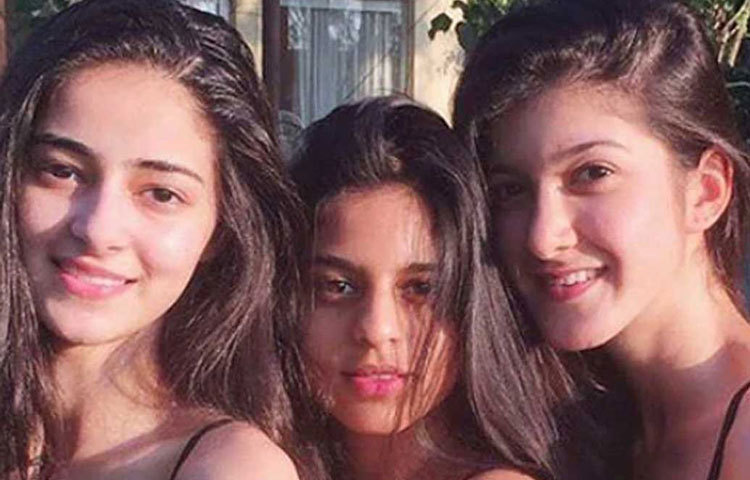 শাহরুখ খানের মেয়ে সুহানা। চাঙ্কি পান্ডের মেয়ে অনন্যা এবং সঞ্জয় কাপুরের মেয়ে শানয়া অভিন্ন হৃদয় বন্ধু। পার্টি হোক বা সিনেমা দেখা এক সঙ্গেই যান তারা।