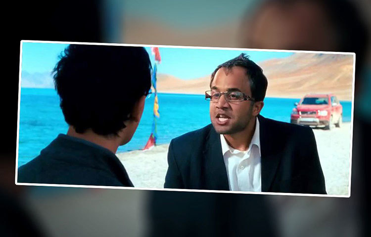 চতুরের সেলফোন থেকে ছবি দেখানোর দৃশ্যটি নিয়েও সমস্যা আছে। চতুর তার সেলফোনটির মাত্র একটি বার ছুঁয়েই মোবাইল ডিকশনারি থেকে শুরু করে যে ছবি দেখাতে চান, সেটিও দেখিয়ে ফেলেন। কোন আধুনিক প্রযুক্তির ফোনে মাত্র একবার টাচ করেই নানা বিষয় দেখানো যায়?