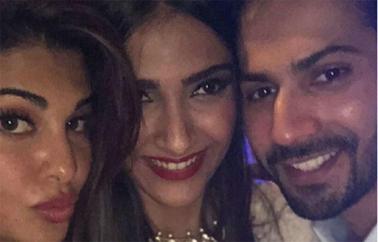 বলিউডের গ্লামারাস নায়িকা জ্যাকুলিন ফার্নান্দেজ এবং সোনম কাপুরের গভীর বন্ধুত্বের কথা বলিউড মহলে বেশ চর্চিত। দুজনেই যেন হরিহর আত্মা। সোনমের হাই-প্রোফাইল বিয়েতে বরুণ, জ্যাকুলিন আর সোনম একসঙ্গে।