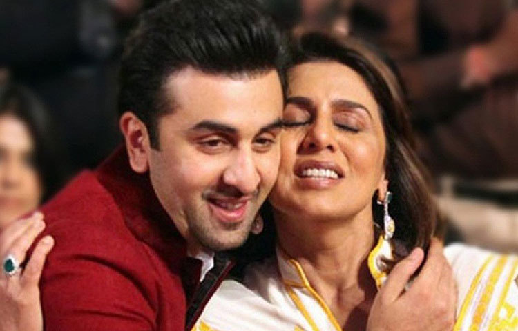 রণবীর কাপুর-নীতু সিংহ: কাপুর পরিবারের সন্তান তিনি। বাবা-ঠাকুরদা সবাই অভিনেতা। তবে রণবীর বরাবরই ‘মাম্মা’জ বয়’। মা নীতু সিংহের সঙ্গে তার চেহারায়ও মিল রয়েছে।