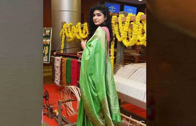 ছোটবেলা থেকেই তিনি ছিলেন হিন্দি ছবির পোকা। মনে মনে নিজেকে হিন্দি ছবির নায়িকা হিসেবে কল্পনাও করতেন। স্বপ্ন সত্যি হল এক অডিশনে। প্রায় দুশো জনের মধ্যে নির্বাচিত হলেন তিনি। বিনোদ খন্নার ছবি ‘হিমালয় পুত্র’-র নায়িকার ভূমিকায়।