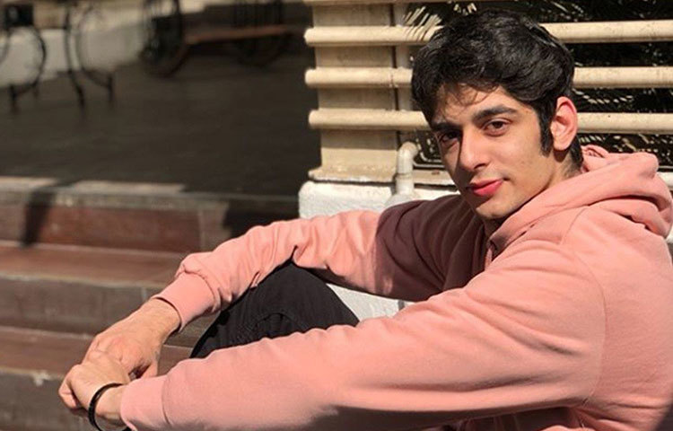 নীল দেওয়ান নামের ছেলেটির সঙ্গে স্কুল জীবন থেকেই আলাপ খুশি এবং আলিয়ার।