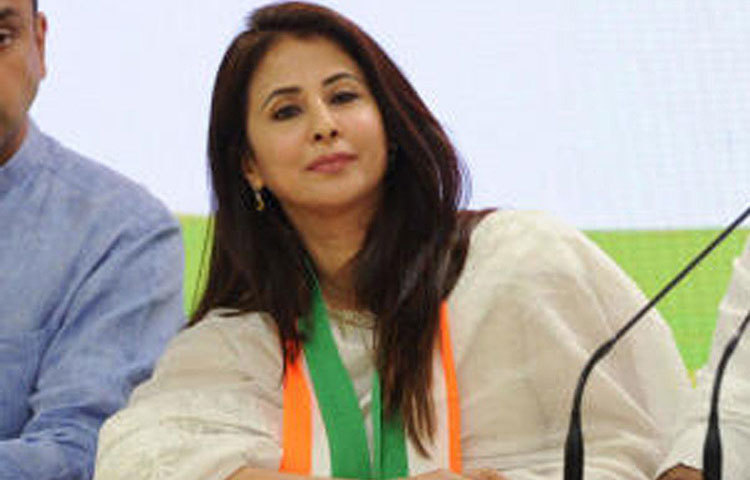 উর্মিলা মাতন্ডকর: সিলভার স্ক্রিনে আজকাল দেখা না গেলেও, নির্বাচনী প্রচারে যথেষ্ট সাড়া ফেলেছিলেন এককালের হিট নায়িকা উর্মিলা। উত্তর মুম্বাইয়ে কংগ্রেস প্রার্থী হিসাবে প্রতিদ্বন্দ্বিতা করছিলেন তিনি। কিন্তু জিততে পারেননি।