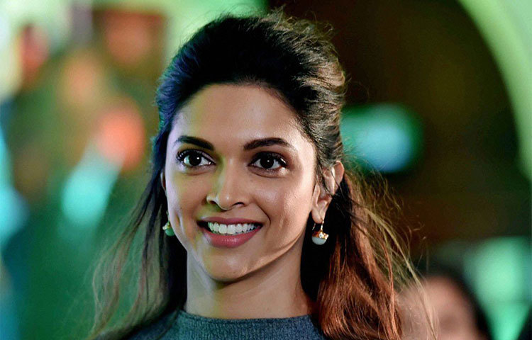 ব্যক্তিগত জীবনে যেমন রণবীর সিংহের পাশাপাশি রয়েছে, আয়ের ব্যাপারেও তার পাশেই রয়েছে দীপিকা পাডুকোন। গত বছর প্রতি বিজ্ঞাপন থেকে আয় করেছেন আনুমানিক ৭৫ কোটি টাকা।