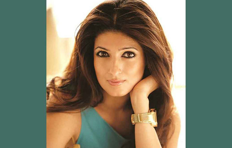 টুইঙ্কেল খান্না: খুব বেশি দিন অভিনয় করেননি টুইঙ্কেল। বরং মন দিয়েছেন লেখালেখির কাজে। এই সেলিব্রিটির বয়সও যেন থমকে গিয়েছে। আসল বয়স ৪৫ হলেও টুইঙ্কেলকে দেখে তা মনে হয় না বলেই মনে করেন সিনে মহলের বড় অংশ।