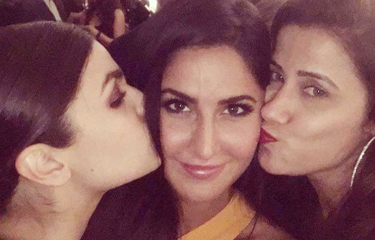 বন্ধুত্বটা দেখুন একবার। রণবীর কাপুর নাকি ক্যাটরিনা কাইফের প্রাক্তন এবং আলিয়া ভাটের বর্তমান প্রেমিক। কিন্তু তাতেও দুই নায়িকার বন্ধুত্বে কোনো চিড় ধরেনি। সঙ্গে রয়েছেন ফিটনেস এক্সপার্ট ইয়াসমিন করাচিওয়ালা।