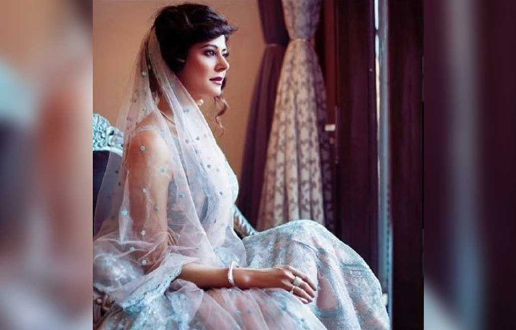 বিয়ের ছবি পোস্ট করে তিনি ক্যাপশনে লিখেছেন, ‘আমাকে আশীর্বাদ, শুভেচ্ছা জানানোর জন্য অসংখ্য ধন্যবাদ।’ ছবি প্রকাশ্যে আসায় বলিউডের হট টপিক এখন পূজা বাত্রা। চারিদিকে তিনি এখন আলোচনার পাত্র।