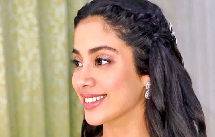 সুহানার মতো শ্রীদেবী-কন্যা জাহ্নবী কাপুরও ধীরুভাই অম্বানী ইন্টারন্যাশনাল স্কুলের প্রাক্তনী। এরপর আমেরিকার লি স্ট্রাসবার্গ থিয়েটার অ্যান্ড ফিল্ম ইনস্টিটিউট থেকে অভিনয়ের উপর কোর্স করেন।